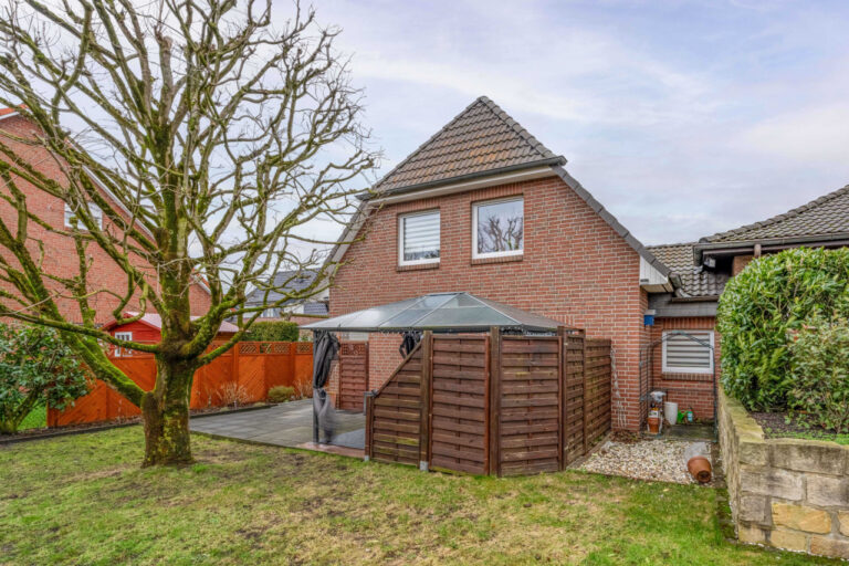 Vermietetes Einfamilienhaus mit kleinem Garten und Carport