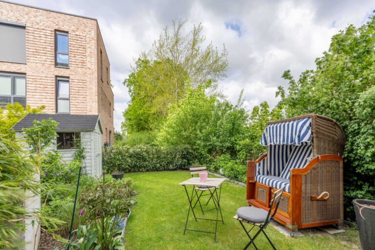 Helle Erdgeschoss-Wohnung mit Terrasse und kleinem Garten mit Blick auf Felder und Wiesen