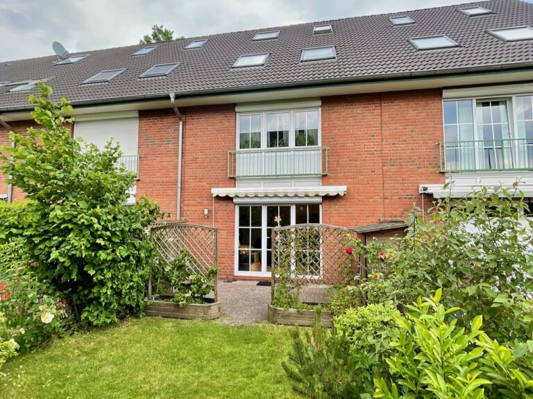 Großzügiges Mittelreihenhaus mit kleinem Garten und Tiefgaragenstellplatz