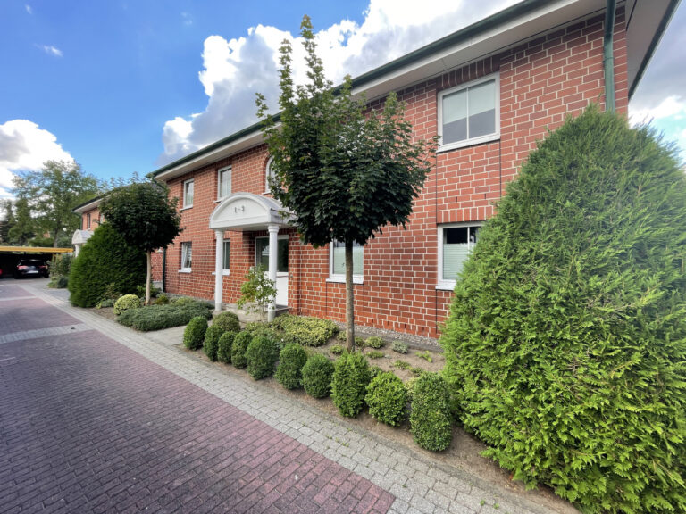 Helle 3-Zimmer Erdgeschosswohnung mit Terrasse und Carport