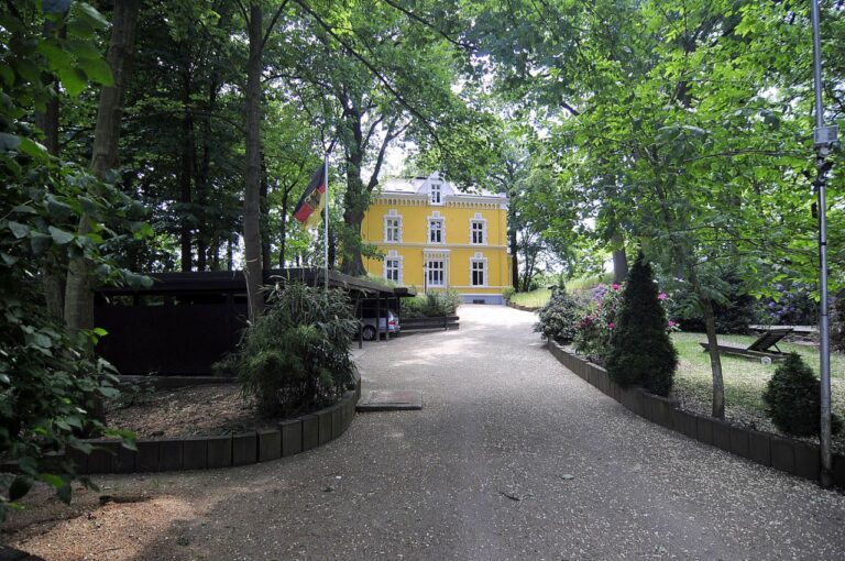 Traumhafte Dachgeschosswohnung in herrschaftlicher Villa