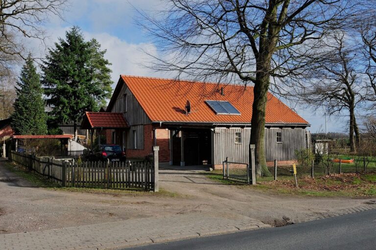 Schönes Einfamilienhaus auf einer Ebene mit großem Garten