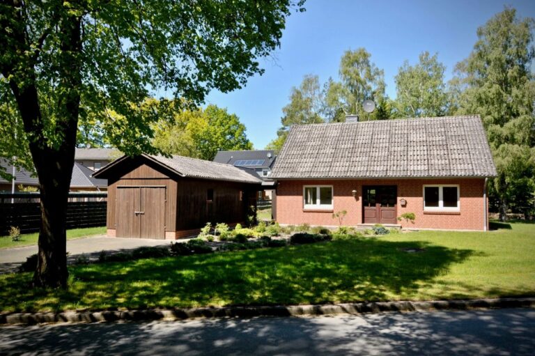 Kleines Einfamilienhaus mit großem Garten…