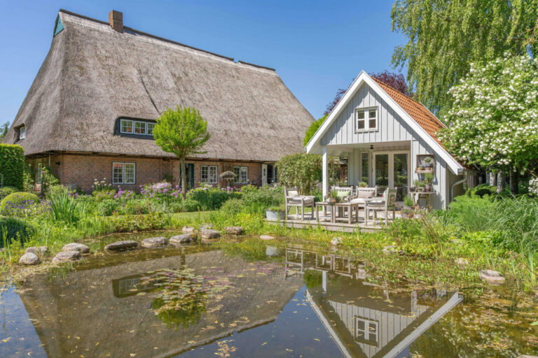 Ein beeindruckendes Anwesen, umgeben von gepflegter Natur und einer Architektur, die eine Exklusivität in jedem Detail wiederspiegelt
