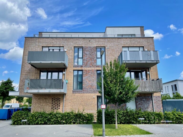 Sehr schöne Staffelgeschoss-Wohnung mit großzügiger Dachterrasse zu vermieten