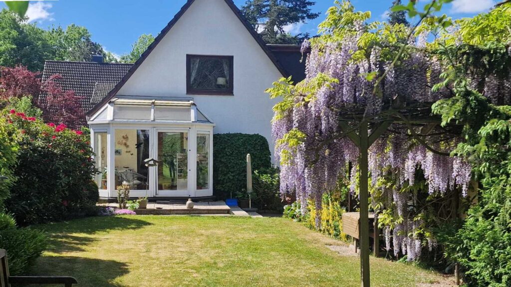 Kleines, aber gemütliches Einfamilienhaus mit 2-3 Zimmern und einem schönen Garten