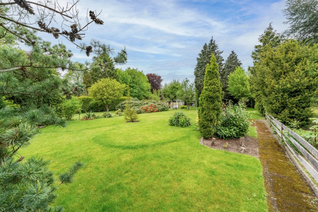 Einfamilienhaus, 4-6 Zi. samt Einliegerwohnung und einem wundervollen, gepflegten Garten