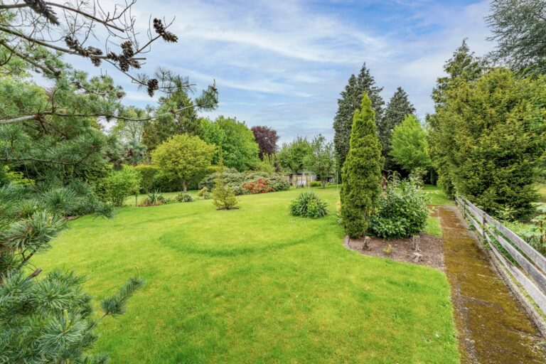 Einfamilienhaus, 4-6 Zi. samt Einliegerwohnung und einem wundervollen, gepflegten Garten